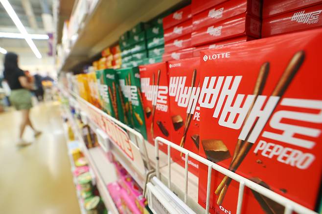 서울의 한 대형마트에 진열된 과자제품 [연합]