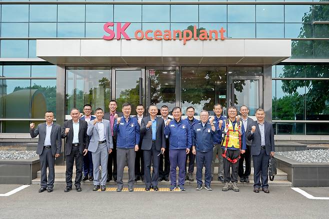 SK오션플랜트 관계자와 태국 해군 참모총장 방문단이 3일 경남 고성 SK오션플랜트 본사에서 기념촬영을 하고 있다.  [SK오션플랜트 제공]
