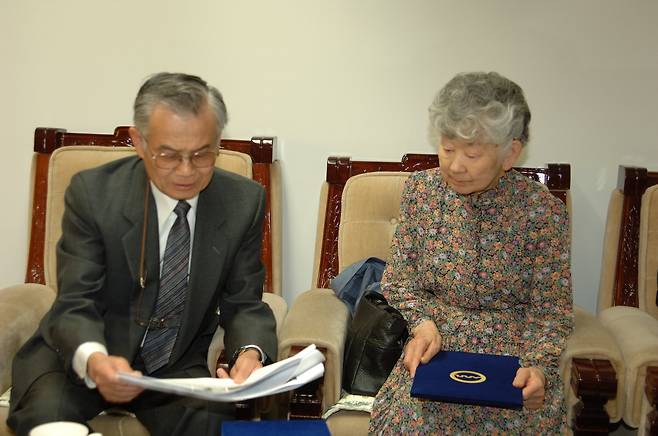 자신의 봉사활동 족적과 청계천 변천사가 들어있는 사진과 기록물을 서울역사박물관측에 기증하고 있는 노무라 모토유키 목사 부부.