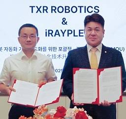 엄인섭 티엑스알로보틱스 대표(오른쪽)와 중국 리밍(Li Ming) 아이레이플 부사장이 지난 1일 중국 항저우 소재 다화(Dahua) 본사에서 로봇자동화 기술협력 협약을 하고 있다.  [유진그룹 제공]