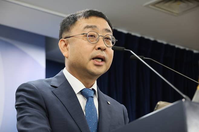 송상훈 과학기술정보통신부 정보통신정책실장이 4일 서울 종로구 정부서울청사에서 독자 AI 파운데이션 모델 프로젝트 정예팀 선정 결과를 브리핑하고 있다. 네이버클라우드, 업스테이지, SK텔레콤, NC AI, LG AI연구원이 독자 AI 파운데이션 모델 5개 정예팀으로 선정됐다. [연합]