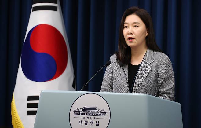 강유정 대변인이 4일 용산 대통령실 기자회견장에서 비서실장 주재 수석보좌관회의 브리핑을 하고 있다. [연합]