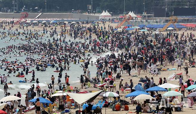 [부산=뉴시스] 하경민 기자 = 여름 피서 절정기인 3일 부산 해운대구 해운대해수욕장에 몰린 피서객들이 물놀이를 즐기고 있다. 2025.08.03. yulnetphoto@newsis.com
