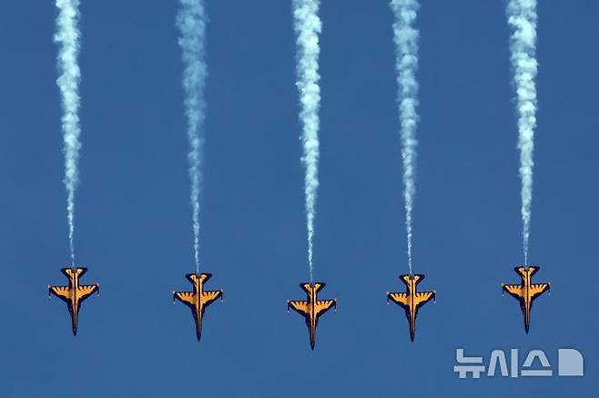 [부산=뉴시스] 하경민 기자 = 대한민국 공군 특수비행팀 '블랙이글스'가 2일 부산 수영구 광안리해수욕장 상공에서 곡예비행을 펼치고 있다. 2025.08.02. yulnetphoto@newsis.com