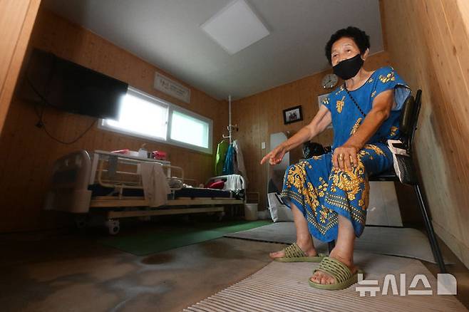 [광주=뉴시스] 이영주 기자 = 4일 오전 광주 북구 신안동 주민 백정자(86·여)씨가 전날 쏟아진 197.5㎜ 폭우에 침수된 집 침실에서 허망한 표정으로 빗물이 고였던 흔적을 가리키고 있다. 백씨는 지난달 17일 광주지역에 426㎜ 폭우가 쏟아졌을 당시에도 침수 피해를 입었다. 2025.08.04. leeyj2578@newsis.com