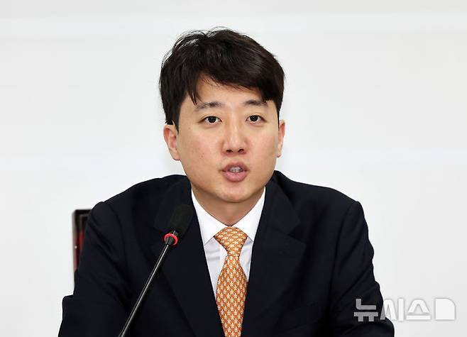 [서울=뉴시스] 김명년 기자 = 이준석 개혁신당 대표가 4일 오전 서울 여의도 국회에서 열린 최고위원회의에서 발언하고 있다. 2025.08.04. kmn@newsis.com