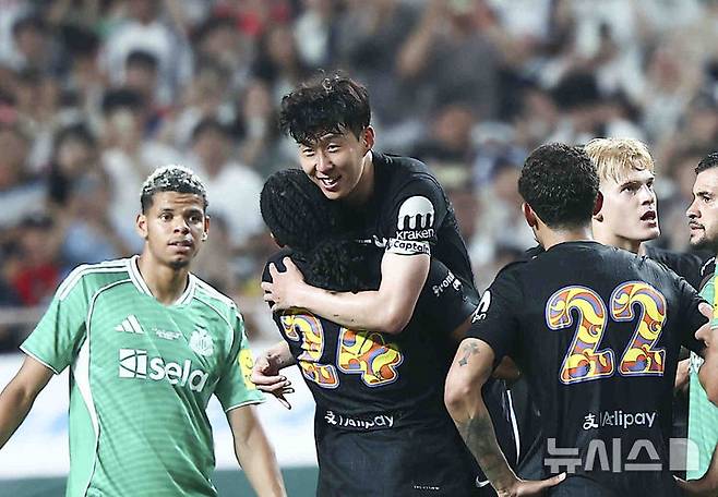 [서울=뉴시스] 김근수 기자 = 3일 오후 서울 마포구 서울월드컵경기장에서 열린 2025 쿠팡플레이시리즈 뉴캐슬 유나이티드와 토트넘 홋스퍼의 경기, 토트넘 손흥민이 교체아웃되자 선수들이 서로 모여 인사를 나누고 있다. 2025.08.03. ks@newsis.com