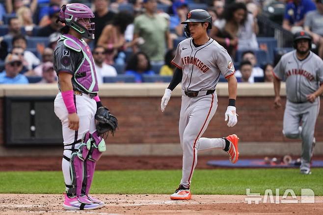 [뉴욕=AP/뉴시스] 샌프란시스코 자이언츠의 이정후(오른쪽)가 2일(현지 시간) 미 뉴욕주 뉴욕의 시티 필드에서 열린 2025 메이저리그 뉴욕 메츠와의 경기 4회 초 2루타 진루 후 그랜트 맥크레이의 적시타에 득점하고 있다. 이정후는 3타수 2안타 1득점을 기록했고 샌프란시스코는 6-12로 패했다. 2025.08.03.