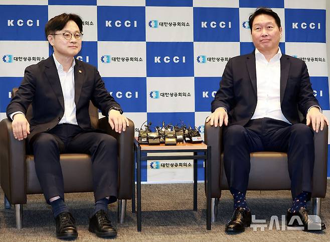 [서울=뉴시스] 이영환 기자 = 김정관(왼쪽) 산업통상자원부 장관과 최태원 대한상공회의소 회장이 4일 오후 서울 중구 대한상공회의소 대접견실에서 면담을 하고 있다. 2025.08.04. 20hwan@newsis.com