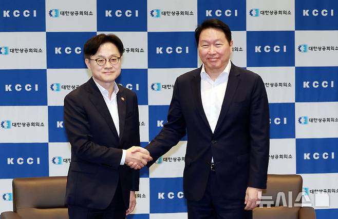 [서울=뉴시스] 이영환 기자 = 김정관(왼쪽) 산업통상자원부 장관과 최태원 대한상공회의소 회장이 4일 오후 서울 중구 대한상공회의소 대접견실에서 기념촬영을 하고 있다. 2025.08.04. 20hwan@newsis.com
