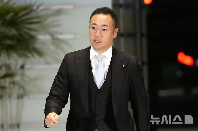 [도쿄=AP/뉴시스]일본 정부는 내년에 중앙아시아 5국과 첫 법무장관 회의를 개최하는 방향으로 최종 조율하고 있다고 요미우리신문이 4일 보도했다. 중러 견제 차원에서다. 사진은 스즈키 게이스케 일본 법무상이 지난해 11월 11일 도쿄 총리 관저로 들어서고 있는 모습. 2025.08.04.