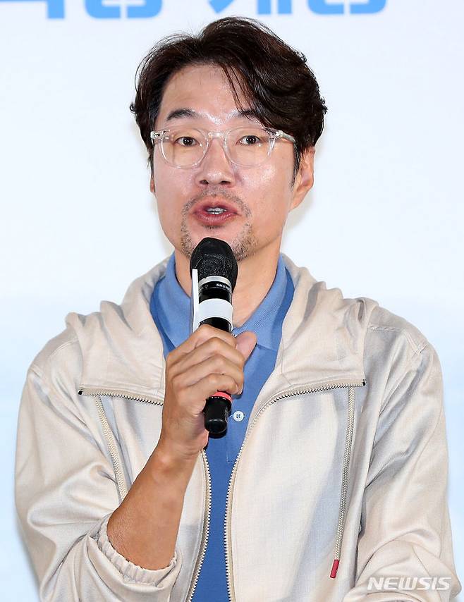 [서울=뉴시스] 김혜진 기자 = 배우 송영규가 22일 오전 서울 광진구 롯데시네마 건대입구에서 열린 영화 '행복의 나라'(감독 추창민) 제작보고회에서 인사말을 하고 있다. 2024.07.22. jini@newsis.com