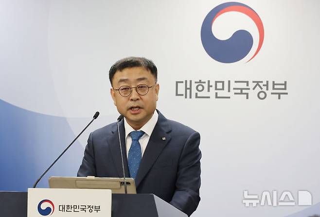 [서울=뉴시스] 김명원 기자 = 송상훈 과학기술정보통신부 정보통신정책실장이 4일 서울 종로구 정부서울청사에서 국가대표 인공지능(AI)을 개발할 5개 정예팀에 네이버클라우드, 업스테이지, SK텔레콤, 엔씨 AI, LG경영개발원 AI연구원 등 최종결과 발표를 하고 있다. 2025.08.04. kmx1105@newsis.com