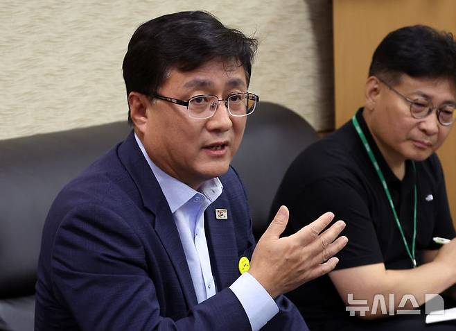 [세종=뉴시스] 강종민 기자 = 김성환 환경부 장관이 4일 세종시 정부세종청사에서 열린 출입기자 간담회에서 질문에 답변하고 있다. 2025.08.04. ppkjm@newsis.com