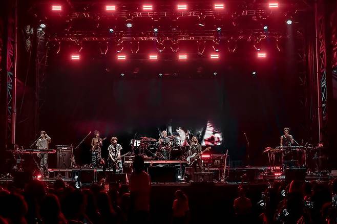 [서울=뉴시스] JYP엔터테인먼트 소속 보이밴드 '엑스디너리 히어로즈'(Xdinary Heroes·XH·엑디즈)가 7월 31일(이하 현지시간) 미국 일리노이주 시카고 그랜트 공원에서 열린 세계적 뮤직 페스티벌 '롤라팔루자 시카고' 중 더 그로브(THE GROVE)의 마지막 스테이지를 장식했다. (사진=JYP엔터테인먼트 제공) 2025.08.02. photo@newsis.com *재판매 및 DB 금지