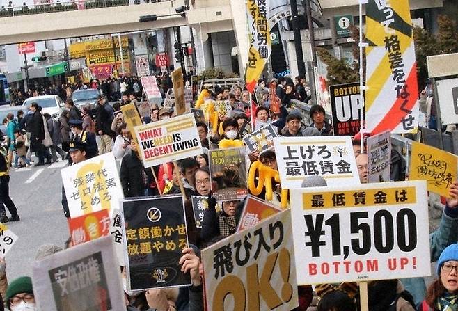 [서울=뉴시스] 일본이 최저임금 기준액을 현재보다 6.0% 올리기로 결정했다. NHK, 닛케이신문 등에 따르면 일본 후생노동성 중앙최저임금심의회는 시급 기준 최저임금의 전국 가중평균을 1118엔(1만505원)으로 정했다고 4일 밝혔다. 사진은 2018년 도쿄 신주쿠구에서 최저임금 인상을 요구하는 행진을 하는 모습. (사진출처: 마이니치 신문) 2025.08.04. *재판매 및 DB 금지