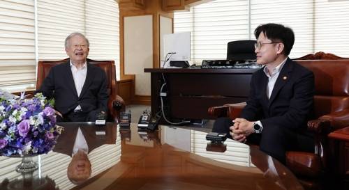 대화 나누는 손경식 경총 회장과 김정관 장관 <저작권자(c) 연합뉴스, 무단 전재-재배포, AI 학습 및 활용 금지>