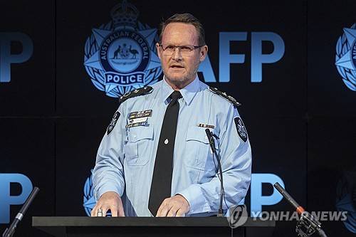 호주경찰, 中 지시로 현지인 감시 중국인 여성 체포 (캔버라 AP=연합뉴스) 4일(현지시간) 호주 캔버라에서 중국 당국의 지시로 현지 불교 단체를 감시하던 중국인 여성이 외국 내정 간섭 혐의로 체포됐다고 호주 경찰 간부가 발표하는 모습. 2025.08.04
