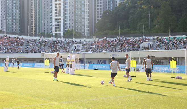 안양종합운동장에서 연습 중인 토트넘 홋스퍼 선수들. 최 시장 페이스북 캡처