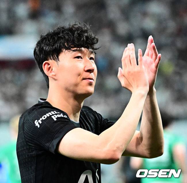 [OSEN=지형준 기자] 손흥민(33, 토트넘)의 토트넘 홋스퍼 커리어가 막을 내렸다. 선발로 출전해 약 65분을 소화한 그는 뜨거운 반응을 이끌어내며 교체아웃됐다. 토트넘은 뉴캐슬 유나이티드를 상대로 무승부를 만들어냈다.토트넘 홋스퍼는&nbsp;3일 오후 8시 서울월드컵경기장에서 열린 쿠팡플레이 시리즈 2025&nbsp;2경기 뉴캐슬 유나이티드와 프리시즌 친선경기를 치러 1-1 무승부를 거뒀다.토트넘 손흥민이 팬들에게 인사를 하고 있다. 2025.08.03 / jpnews@osen.co.kr