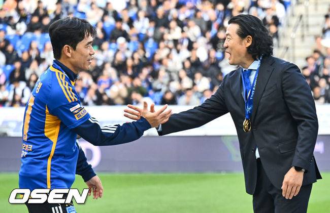 [OSEN=울산, 이석우 기자] 23일 울산 문수축구경기장에서 하나은행 K리그1 2024 울산 HD의 우승 세리머니가 열렸다.  울산 HD는 1996년, 2005년에 이어 창단 후 사상 최초로 3연패를 달성하며 통산 다섯 번째 별을 가슴에 달았다. 성남FC(1993년~1995년, 2001년~2003년)와 2017년부터 2021년까지 무려 5년 연속 K리그1을 제패한 전북 현대에 이어 세 번째로 3연패를 달성했다. 울산 HD 김판곤 감독이 시상식에서 박주영과 기쁨을 나누고 있다. 2024.11.23 / foto0307@osen.co.kr