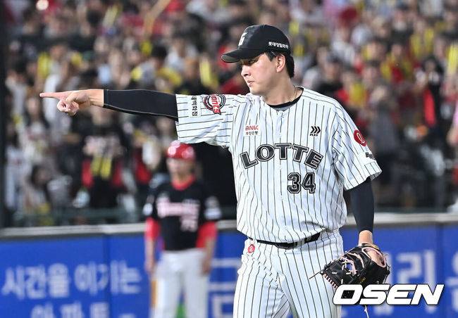 [OSEN=부산, 이석우 기자] 25일 부산 사직야구장에서 2025 신한 SOL 뱅크 KBO 리그 롯데 자이언츠와 KIA 타이거즈의 경기가 열렸다. 홈팀 롯데는 데이비슨이, 방문팀 KIA는 김건국이 선발 출전했다.롯데 자이언츠 김원중이 KIA 타이거즈와의 경기에서 7-4 승리를 확정 짓고 손을 가리키고 있다. 2025.07.25 / foto0307@osen.co.kr