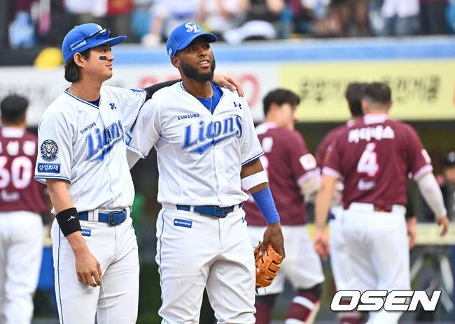 [OSEN=대구, 이석우 기자] 23일 대구삼성라이온즈파크에서 2025 신한 SOL 뱅크 KBO 리그 삼성 라이온즈와 키움 히어로즈의 경기가 열렸다. 홈팀 삼성은 백정현이, 방문팀 키움은 하영민이 선발 출전했다. 삼성 라이온즈 구자욱과 디아즈가 11-7로 승리한 후 어깨동무를 하며 기쁨을 나누고 있다. 2025.03.23 / foto0307@osen.co.kr