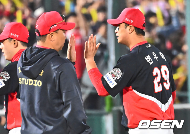 이범호 감독이 변우혁과 승리의 하이파이브를 하고 있다./OSEN DB