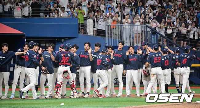 [OSEN=고척, 박준형 기자] 프로야구 롯데 자이언츠가 짜릿한 역전승으로 주말 3연전 1승 1패 균형을 맞췄다. 키움 히어로즈 김윤하는 16연패 탈출까지 아웃카운트 하나만 남겨뒀지만 팀이 충격적인 역전패를 당하고 말았다.롯데는 2일 서울 고척스카이돔에서 열린 ‘2025 신한은행 SOL Bank KBO리그’ 키움과의 경기에서 3-2 역전승을 거뒀다. 이날 승리로 주말 3연전 1승 1패 균형을 맞추는데 성공했다.&nbsp;경기종료 후 롯데 선수들이 승리의 기쁨을 나누고 있다.   2025.08.02 / soul1014@osen.co.kr