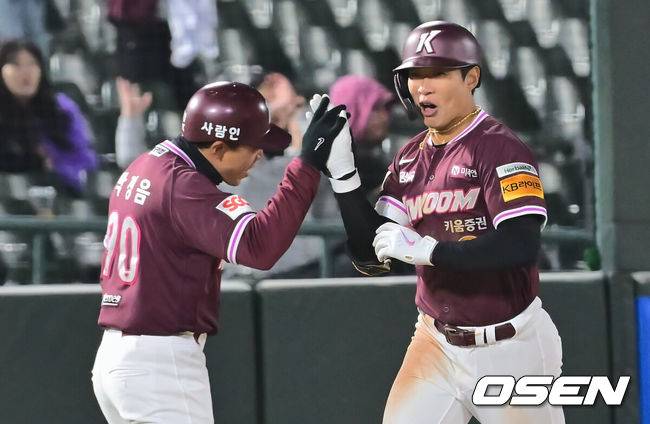 [OSEN=부산, 이석우 기자] 15일 부산 사직야구장에서 2025 신한 SOL 뱅크 KBO 리그 롯데 자이언츠와 키움 히어로즈의 경기가 열렸다. 홈팀 롯데는 나균안, 방문팀 키움은 로젠버그가 선발 출전했다.키움 히어로즈 송성문이 8회초 2사 좌월 솔로 홈런을 치고 하이파이브를 하고 있다. 2025.04.15 / foto0307@osen.co.kr