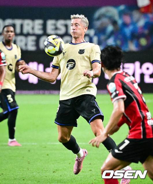 [OSEN=서울월드컵경기장, 박준형 기자] 완패다. 그만큼 라리가 챔피언 FC 바르셀로나가 진지하게 경기에 나서 한국 팬들을 감동시켰다.바르셀로나는&nbsp;31일 오후 8시 서울월드컵경기장에서 K리그1 FC서울과 맞대결서 7-3으로 완승응 거뒀다. 이날 바르셀로나는 주전으로 나선 전반에 3골, 로테이션을 가동한&nbsp;후반에 4골을 넣으면서 남다른 화력을 뽐내면서 한국 팬들에게 강한 인상을 남겼다.전반 레반도프스키가 가슴 트래핑을 하고 있다.    2025.07.31 / soul1014@osen.co.kr