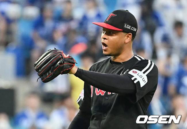 [OSEN=대구, 이석우 기자] 2일 대구삼성라이온즈파크에서 2025 신한 SOL 뱅크 KBO 리그 삼성 라이온즈와 LG 트윈스의 경기가 열렸다. 홈팀 삼성은 원태인이, 방문팀 LG는 에르난데스가 선발 출전했다. LG 트윈스 선발 투수 에르난데스가 4회말 2사 1,2루 삼성 라이온즈 김태훈을 삼진으로 잡고 환호하고 있다. 2025.08.02 / foto0307@osen.co.kr