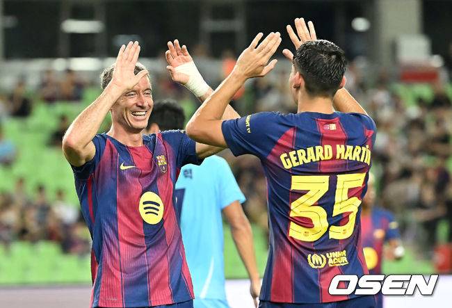 [OSEN=대구, 이석우 기자] 4일 대구스타디움에서 대구FC와 FC 바르셀로나의  2025 아시아 투어 에디션 한국 경기가 열렸다.  FC 바르셀로나는&nbsp;지난달 31일 서울월드컵경기장에서 열린 FC 서울과의 맞대결에서 7-3으로 완승을 거뒀다.FC 바르셀로나 로베르트 레반도프스키가 골을 성공시키고 제라드 마르틴과 세리머니를 하고 있다. 2025.08.04 / foto0307@osen.co.kr