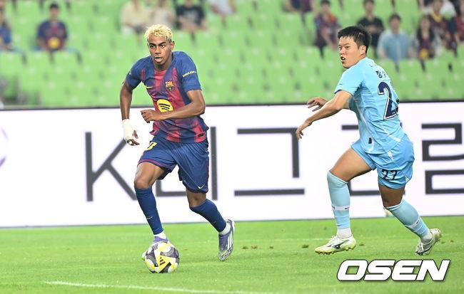 [OSEN=대구, 이석우 기자] 4일 대구스타디움에서 대구FC와 FC 바르셀로나의  2025 아시아 투어 에디션 한국 경기가 열렸다.  FC 바르셀로나는&nbsp;지난달 31일 서울월드컵경기장에서 열린 FC 서울과의 맞대결에서 7-3으로 완승을 거뒀다.FC 바르셀로나 라민 야말이 공격하고 있다. 2025.08.04 / foto0307@osen.co.kr