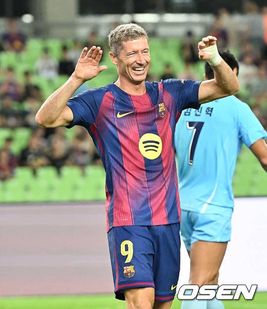 [OSEN=대구, 이석우 기자] 4일 대구스타디움에서 대구FC와 FC 바르셀로나의  2025 아시아 투어 에디션 한국 경기가 열렸다.  FC 바르셀로나는&nbsp;지난달 31일 서울월드컵경기장에서 열린 FC 서울과의 맞대결에서 7-3으로 완승을 거뒀다.FC 바르셀로나 로베르트 레반도프스키가 골을 성공시키고 세리머니를 하고 있다. 2025.08.04 / foto0307@osen.co.kr