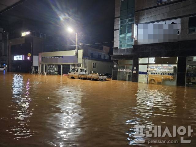 ▲전남 무안읍내에 집중오후로 인해 물이 차오르고 있다.2025.8.03ⓒ독자
