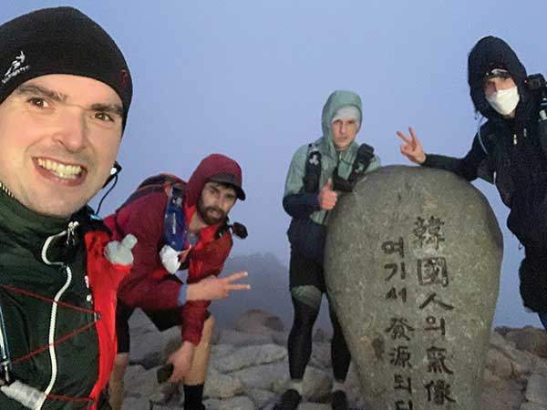 당시 지리산 천왕봉에 오른 4인방. 'BAC 3피크 챌린지'는 안전을 고려해 7월 15일부터 8월 31일까지 한 달 반 동안 세 개 산을 오르면 완등을 인정하는 방식으로 개선했다.