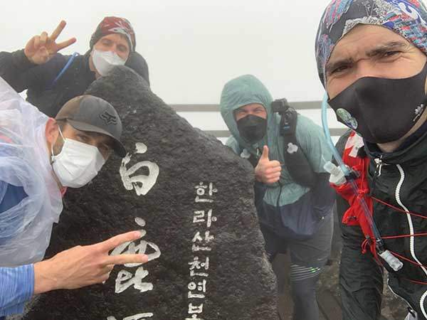 한라산 정상 백록담 표지석에서 인증사진을 찍은 제임스 후퍼와 일행들. BAC 3피크 챌린지는 BAC 앱의 GPS 인증과 정상 사진 등록을 통해 객관적인 검증이 이뤄진다.