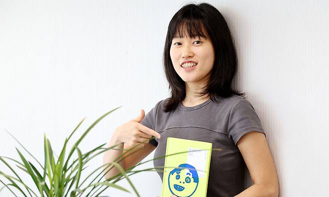 소설 ‘꽤 낙천적인 아이’를 쓴 원소윤씨가 지난달 21일 서울 용산구 세계일보에서 포즈를 취하고 있다. 독자에게 전하고 싶은 말을 묻자 농담인 듯 진담인 듯 인사를 건넸다. “아이가 잘 도착했나요? 이 애를 예뻐해 주시면 좋겠어요.” 이제원 선임기자