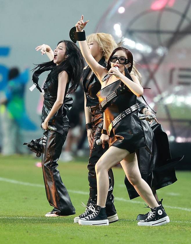2NE1의 축하무대. 뉴시스