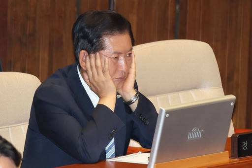 더불어민주당 정청래 대표가 4일&nbsp;서울 여의도 국회에서 열린 본회의에 참석해 있다.&nbsp;뉴스1