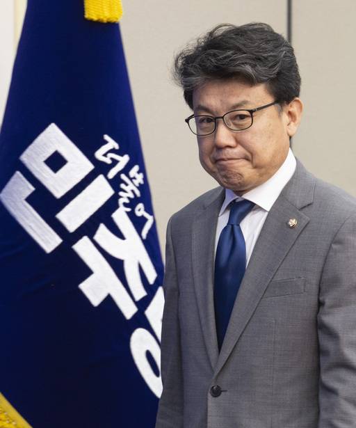 더불어민주당 진성준 전 정책위의장이 지난 1일&nbsp;국회에서 열린 최고위원회의에 들어서고 있다. 연합뉴스
