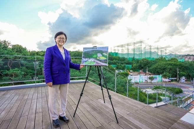 이순희 서울 강북구청장이 지난달 31일 ‘북서울 체육문화센터’(가칭)가 들어설 오현적환장 앞에서 서울신문과 인터뷰하고 있다. 이 구청장은 “현장 중심 정책을 통해 강북의 꿈을 차근차근 현실로 만들겠다”고 강조했다. 강북구 제공