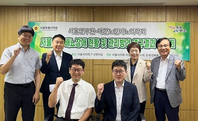 간담회 기념촬영을 하고 있다. (뒷줄 오른쪽부터 강석주 의원, 신동원 의원, 민병주 의원, 최수범 연구위원, 앞줄 왼쪽부터 김태효 교수, 박지수 교수)