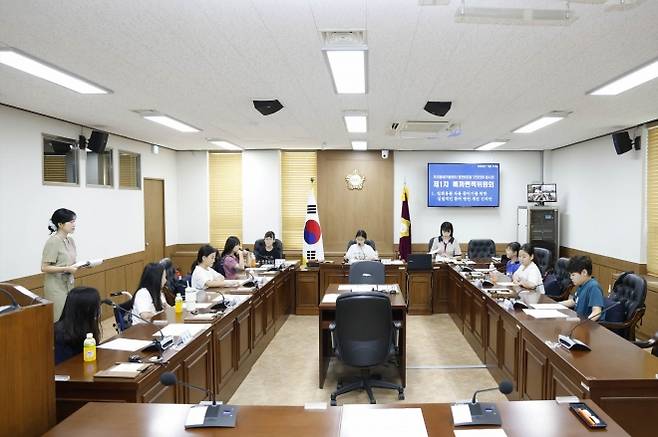 서울 양천구의회가 우리동네키움센터 소속 초등학생들과 함께 ‘2025년 어린이·청소년 모의의회’를 진행하고 있다. 양천구의회 제공