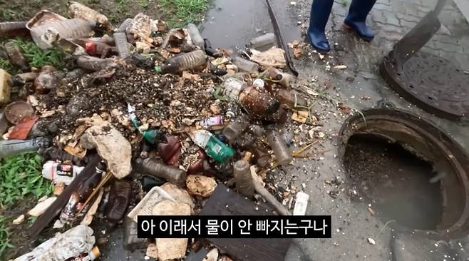 충북 충주시 공식 유튜브에 지난달 29일 올라온 ‘호우, 이대로 좋은가?’ 영상에서 충주맨이 폭우경보가 내려진 날 하수구가 막힌 현장에 출동해 현장 상황을 전하고 있다. 유튜브 채널 ‘충주시 ’캡처