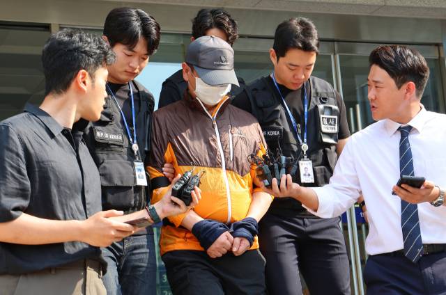 인천 송도에서 사제 총기로 아들을 살해한 60대 남성 A씨가 지난달 30일 인천 논현경찰서 유치장에서 검찰로 송치되고 있다. 연합뉴스