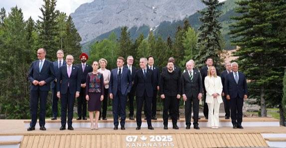 6월 17일(현지 시간) 이재명 대통령(뒷줄 가운데)과 G7 및 초청국 정상들이 캐나다 앨버타주 캐내내스키스 주요 7개국(G7) 정상회의장에서 기념 촬영을 하고 있다. 뉴시스