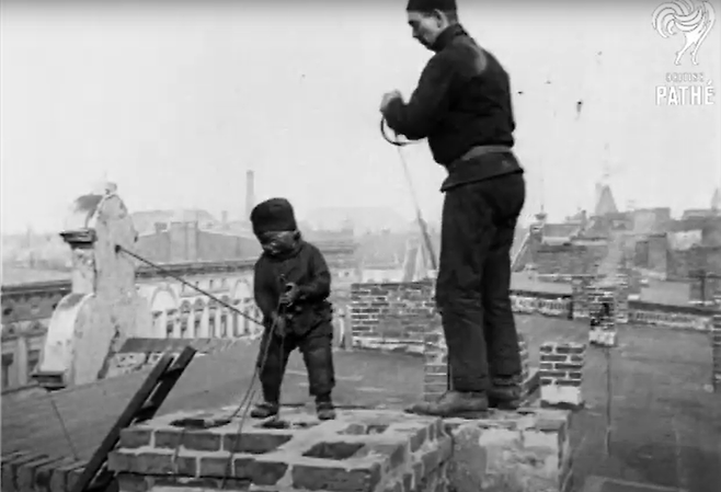 1933년 영국의 세 살 아이가 굴뚝 아래로 밧줄을 내리고 있다. ⓒBritish Pathé 유튜브 갈무리