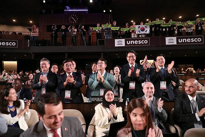 7월12일 프랑스 파리에서 열린 제47차 세계유산위원회에서 반구천 암각화의 유네스코 세계유산 등재가 확정되자 김두겸 시장(서 있는 줄 왼쪽 두 번째)과 이순걸 울주군수(오른쪽 두 번째)이 환호하고 있다. ⓒ울산광역시 제공